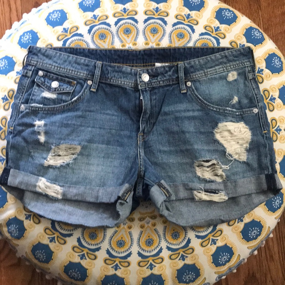 H&M regular waist ripped denim shorts - Picture 2 of 3